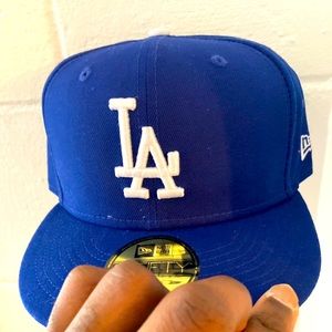 LA DODGERS FITTED HAT  SIZE 7 1/2  WHITE-BLUE NEW.